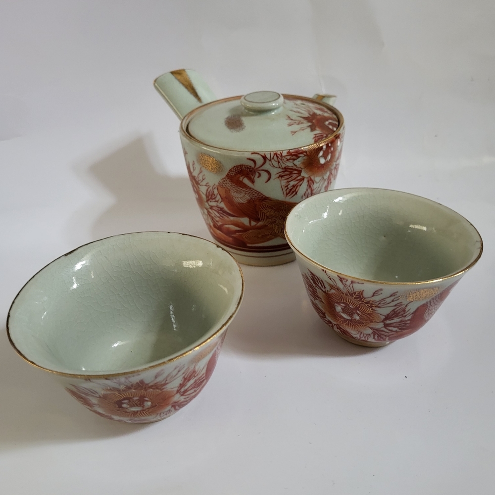 Kutani Japanese teapot and saki cups multicolor
